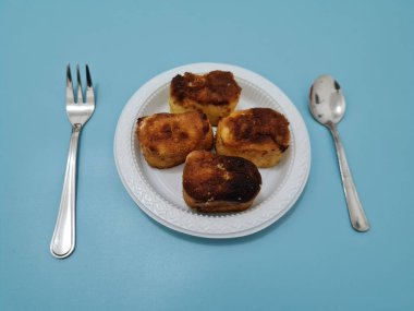 Un ve diğer malzemelerden yapılmış kahverengi bir kutu şeklinde sünger ekmeği.