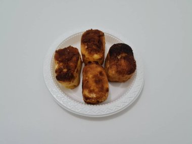 Un ve diğer malzemelerden yapılmış kahverengi bir kutu şeklinde sünger ekmeği.