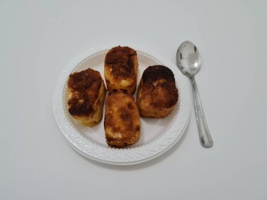 Un ve diğer malzemelerden yapılmış kahverengi bir kutu şeklinde sünger ekmeği.