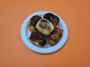 Un ve diğer malzemelerden yapılmış kahverengi bir kutu şeklinde sünger ekmeği.