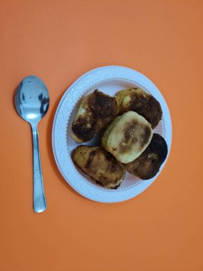 Un ve diğer malzemelerden yapılmış kahverengi bir kutu şeklinde sünger ekmeği.