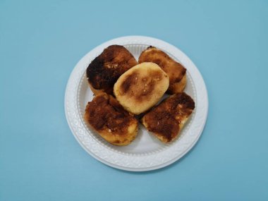 Un ve diğer malzemelerden yapılmış kahverengi bir kutu şeklinde sünger ekmeği.