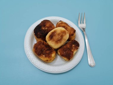 Un ve diğer malzemelerden yapılmış kahverengi bir kutu şeklinde sünger ekmeği.