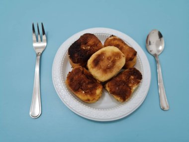 Un ve diğer malzemelerden yapılmış kahverengi bir kutu şeklinde sünger ekmeği.