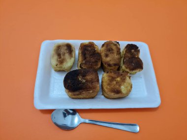 Un ve diğer malzemelerden yapılmış kahverengi bir kutu şeklinde sünger ekmeği.