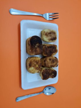 Un ve diğer malzemelerden yapılmış kahverengi bir kutu şeklinde sünger ekmeği.