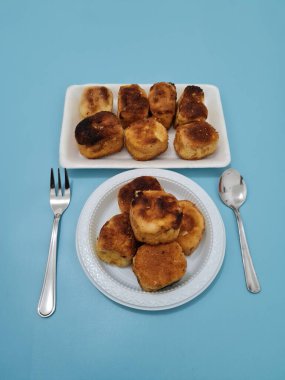 Un ve diğer malzemelerden yapılmış kahverengi bir kutu şeklinde sünger ekmeği.