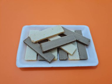 Abur cuburlar bir kabın içinde katmanlanmış gofretlerdir.