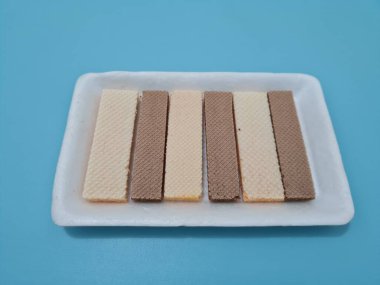 Abur cuburlar bir kabın içinde katmanlanmış gofretlerdir.