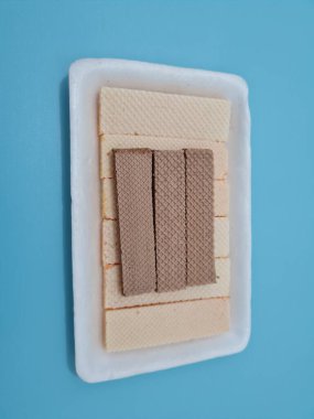 Abur cuburlar bir kabın içinde katmanlanmış gofretlerdir.