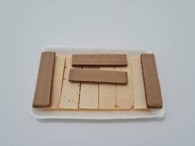 Abur cuburlar bir kabın içinde katmanlanmış gofretlerdir.