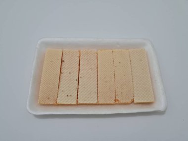 Abur cuburlar bir kabın içinde katmanlanmış gofretlerdir.