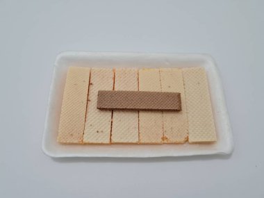 Abur cuburlar bir kabın içinde katmanlanmış gofretlerdir.