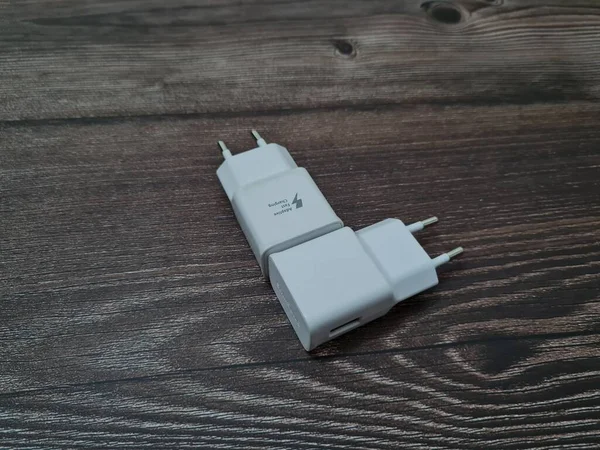 Chargeurs Téléphone Cellulaire Blanc Sont Généralement Utilisés Par Les Téléphones — Photo