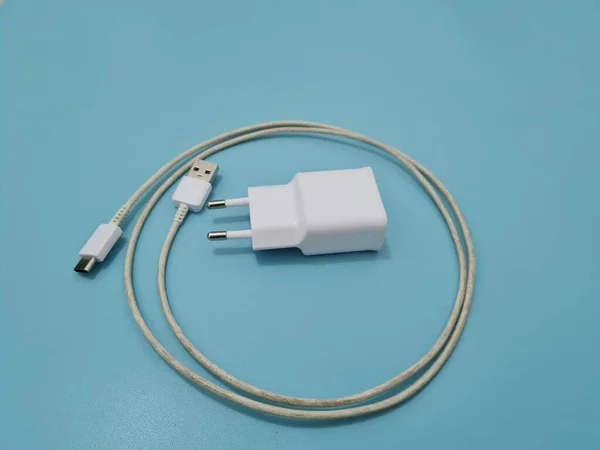 Chargeurs Téléphone Cellulaire Blanc Sont Généralement Utilisés Par Les Téléphones — Photo