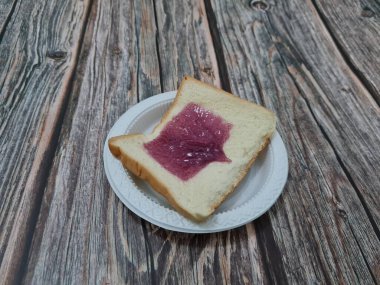 Un ve diğer malzemelerden yapılan ekmek yaban mersini reçeli ile yayılmış ya da doldurulmuş