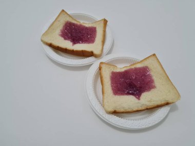 Un ve diğer malzemelerden yapılan ekmek yaban mersini reçeli ile yayılmış ya da doldurulmuş