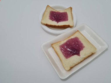 Un ve diğer malzemelerden yapılan ekmek yaban mersini reçeli ile yayılmış ya da doldurulmuş