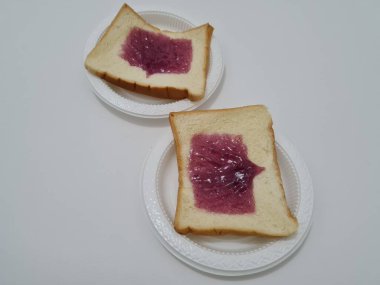 Un ve diğer malzemelerden yapılan ekmek yaban mersini reçeli ile yayılmış ya da doldurulmuş