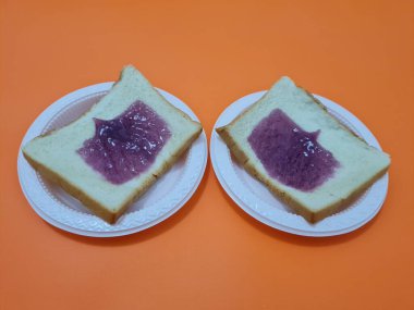 Un ve diğer malzemelerden yapılan ekmek yaban mersini reçeli ile yayılmış ya da doldurulmuş