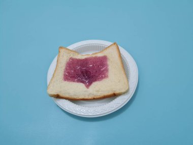 Un ve diğer malzemelerden yapılan ekmek yaban mersini reçeli ile yayılmış ya da doldurulmuş