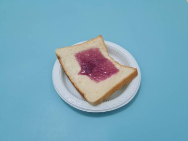 Un ve diğer malzemelerden yapılan ekmek yaban mersini reçeli ile yayılmış ya da doldurulmuş