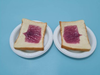 Un ve diğer malzemelerden yapılan ekmek yaban mersini reçeli ile yayılmış ya da doldurulmuş