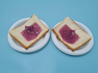 Un ve diğer malzemelerden yapılan ekmek yaban mersini reçeli ile yayılmış ya da doldurulmuş