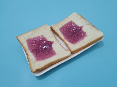 Un ve diğer malzemelerden yapılan ekmek yaban mersini reçeli ile yayılmış ya da doldurulmuş