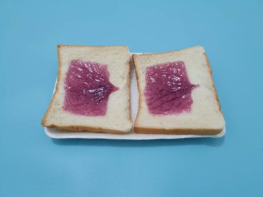 Un ve diğer malzemelerden yapılan ekmek yaban mersini reçeli ile yayılmış ya da doldurulmuş