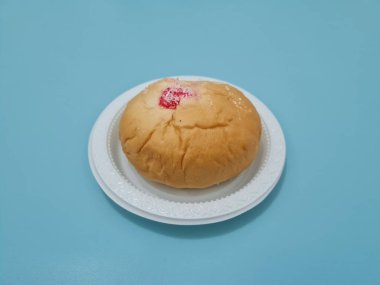 Un ve diğer malzemelerden yapılan ekmek yaban mersini reçeli ile yayılmış ya da doldurulmuş