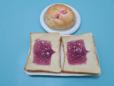 Un ve diğer malzemelerden yapılan ekmek yaban mersini reçeli ile yayılmış ya da doldurulmuş