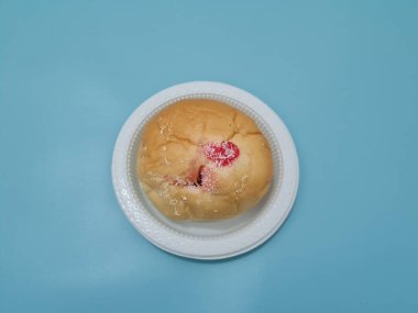 Un ve diğer malzemelerden yapılan ekmek yaban mersini reçeli ile yayılmış ya da doldurulmuş