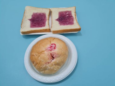 Un ve diğer malzemelerden yapılan ekmek yaban mersini reçeli ile yayılmış ya da doldurulmuş