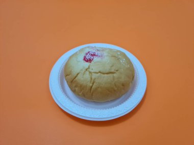 Un ve diğer malzemelerden yapılan ekmek yaban mersini reçeli ile yayılmış ya da doldurulmuş