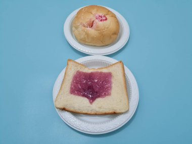 Un ve diğer malzemelerden yapılan ekmek yaban mersini reçeli ile yayılmış ya da doldurulmuş