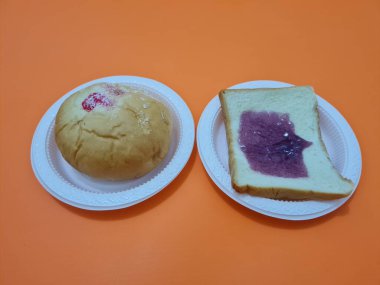 Un ve diğer malzemelerden yapılan ekmek yaban mersini reçeli ile yayılmış ya da doldurulmuş