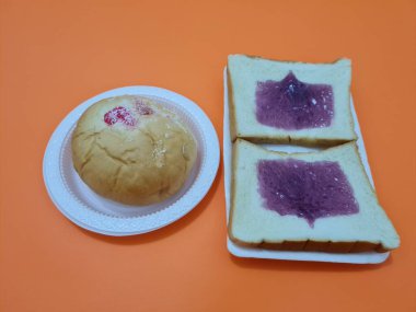 Un ve diğer malzemelerden yapılan ekmek yaban mersini reçeli ile yayılmış ya da doldurulmuş