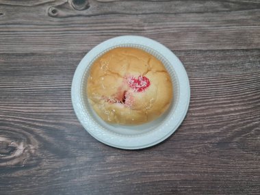 Un ve diğer malzemelerden yapılan ekmek yaban mersini reçeli ile yayılmış ya da doldurulmuş