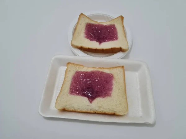 Ψωμί Από Αλεύρι Και Άλλα Συστατικά Αλοιφή Γέμιση Μαρμελάδα Βατόμουρο — Φωτογραφία Αρχείου