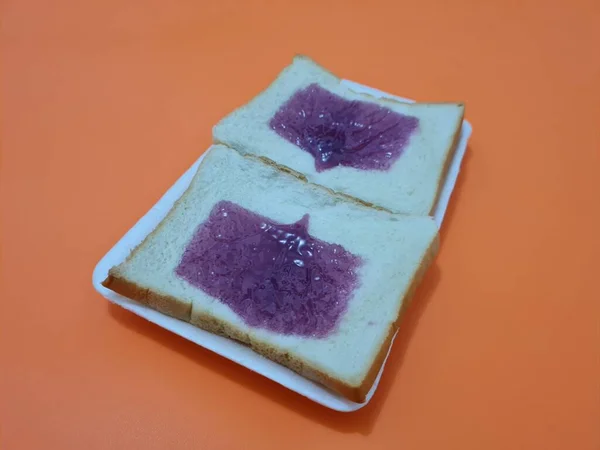 Хлеб Муки Других Ингредиентов Разбросанным Наполненным Черничным Джемом — стоковое фото