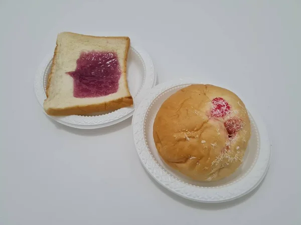 Хлеб Муки Других Ингредиентов Разбросанным Наполненным Черничным Джемом — стоковое фото