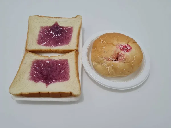 Brood Gemaakt Van Meel Andere Ingrediënten Met Spread Vulling Met — Stockfoto