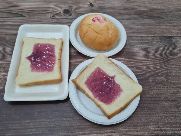 Pão Feito Farinha Outros Ingredientes Com Propagação Enchimento Com Geléia — Fotografia de Stock