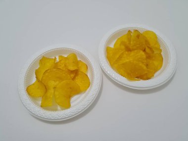 Cassava ve baharatlardan yapılmış kızarmış atıştırmalıklar, buna cassava cipsi denir.