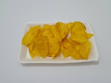 Cassava ve baharatlardan yapılmış kızarmış atıştırmalıklar, buna cassava cipsi denir.