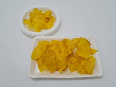 Cassava ve baharatlardan yapılmış kızarmış atıştırmalıklar, buna cassava cipsi denir.