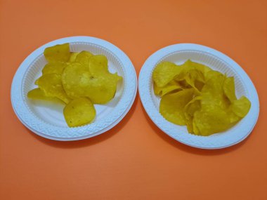 Cassava ve baharatlardan yapılmış kızarmış atıştırmalıklar, buna cassava cipsi denir.