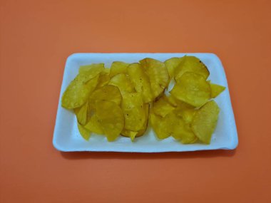 Cassava ve baharatlardan yapılmış kızarmış atıştırmalıklar, buna cassava cipsi denir.