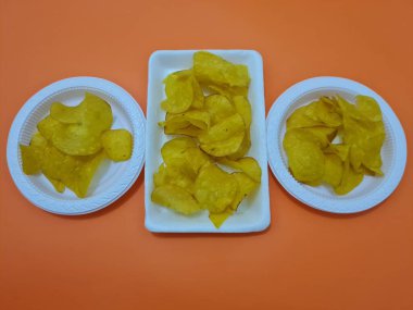 Cassava ve baharatlardan yapılmış kızarmış atıştırmalıklar, buna cassava cipsi denir.